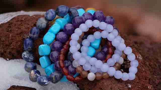 healing-crystals-bracelet