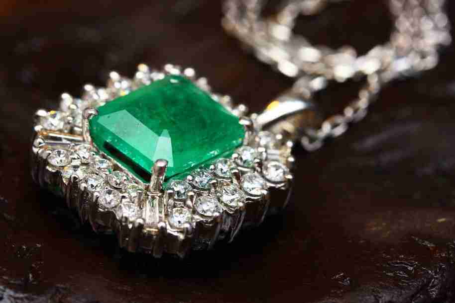 Emerald Crystals for Eye Healing