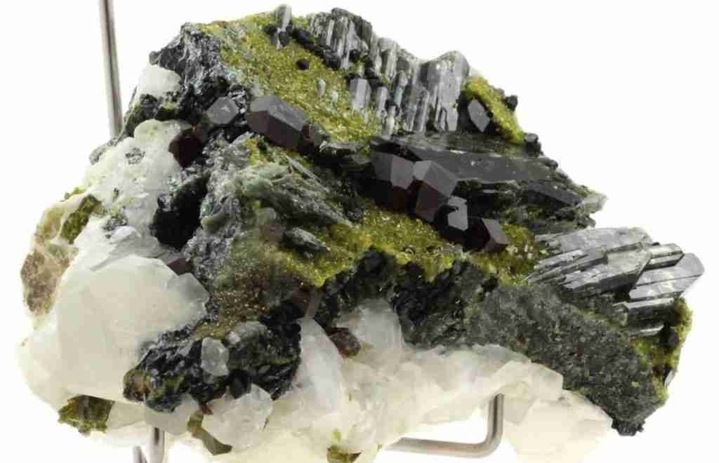 Epidote gemstones for lupus