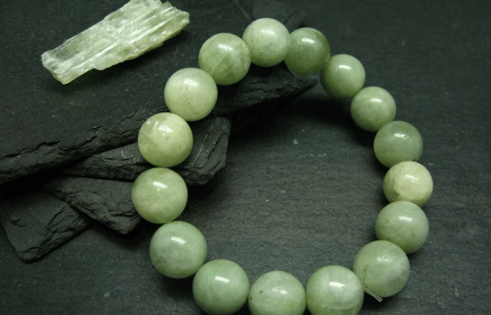 Hiddenite Gemstone – All Properties, Zodiac Signs, and Chakras