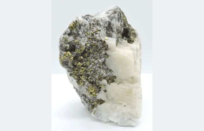 Chalcopyrite on calcite