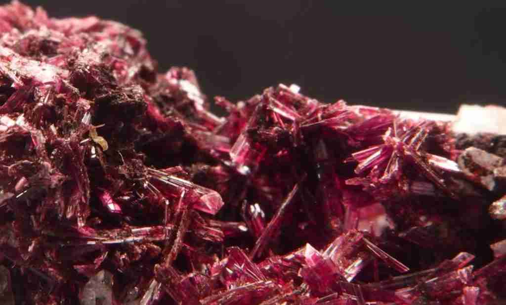 Erythrite stones for positive energy